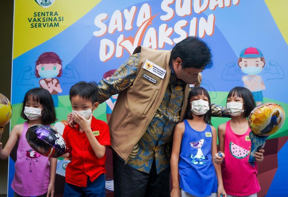 Menteri Koordinator Bidang Perekonomian Airlangga Hartarto menghadiri langsung kegiatan vaksinasi anak untuk memulai sekolah tatap muka.