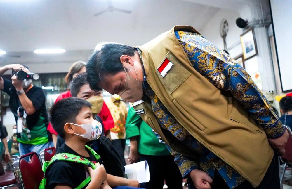 Menteri Koordinator Bidang Perekonomian Airlangga Hartarto menghadiri langsung kegiatan vaksinasi anak untuk memulai sekolah tatap muka.