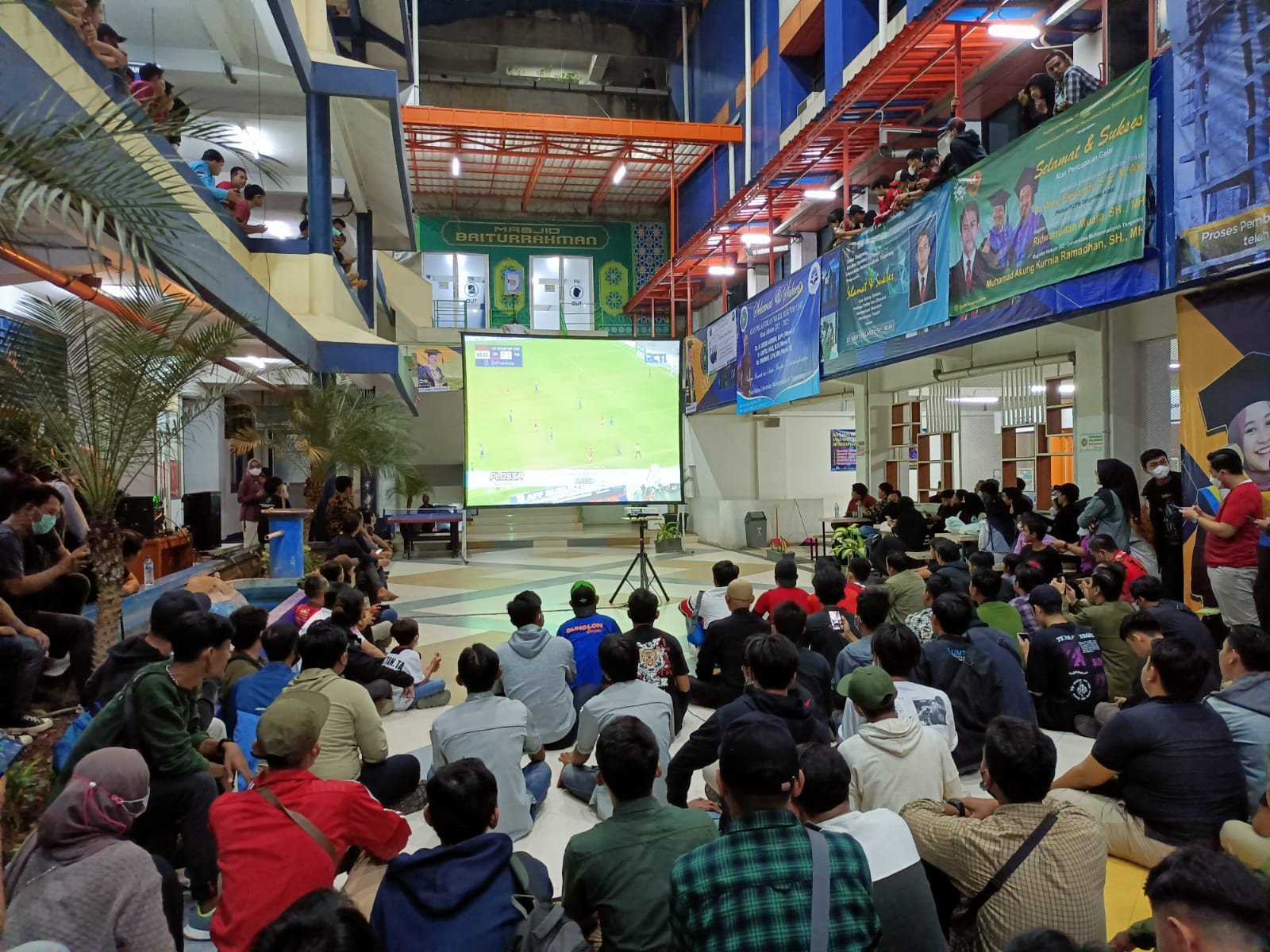 Rektor Universitas Muhammadiyah Tangerang (UMT) Ahmad Amarullah (tengah) saat nonton bareng mahasiswa dalam ajang Final Piala AFF 2021 (2020) di Kampus UMT, Cikokol, Kota Tangerang.