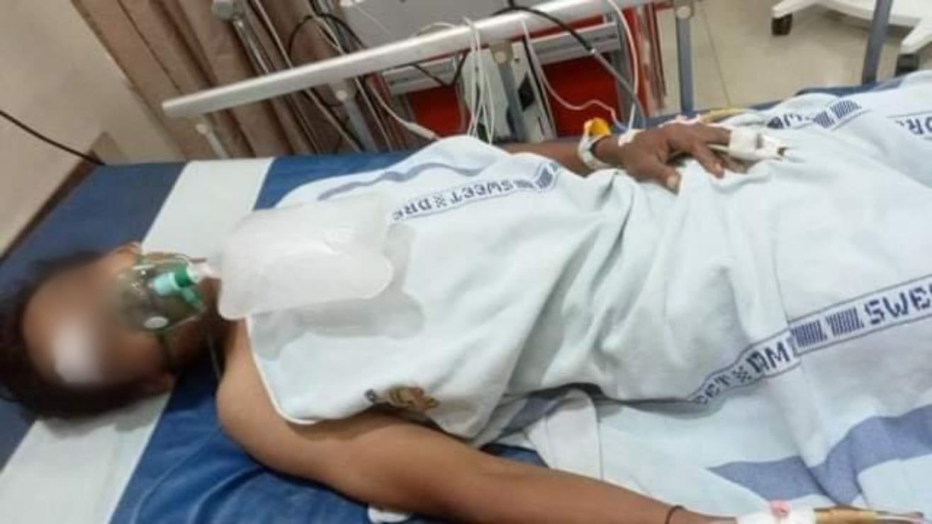 Seorang pria berinisial H, tergeletak tak berdaya di rumah sakit, Kabupaten Tangerang, Minggu, 2 Januari 2022 pagi. diduga menjadi korban pembacokan.