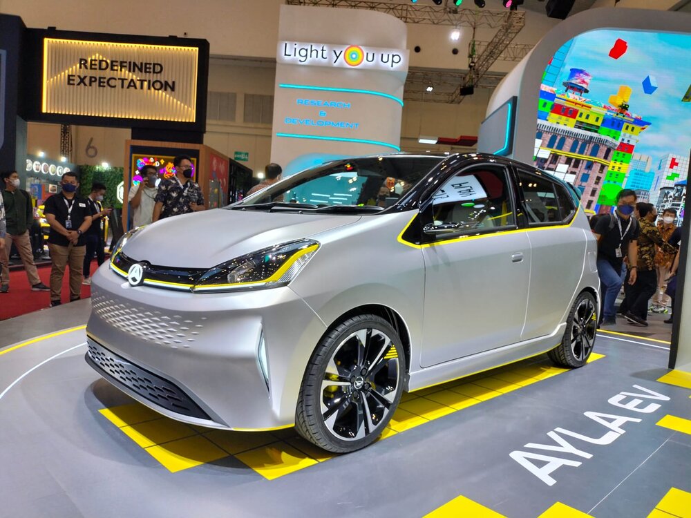Daihatsu menampilkan Ayla EV sebagai mobil listrik di GIIAS 2022 ICE BSD, Kabupaten Tangerang, Kamis 11 Agustus 2022.