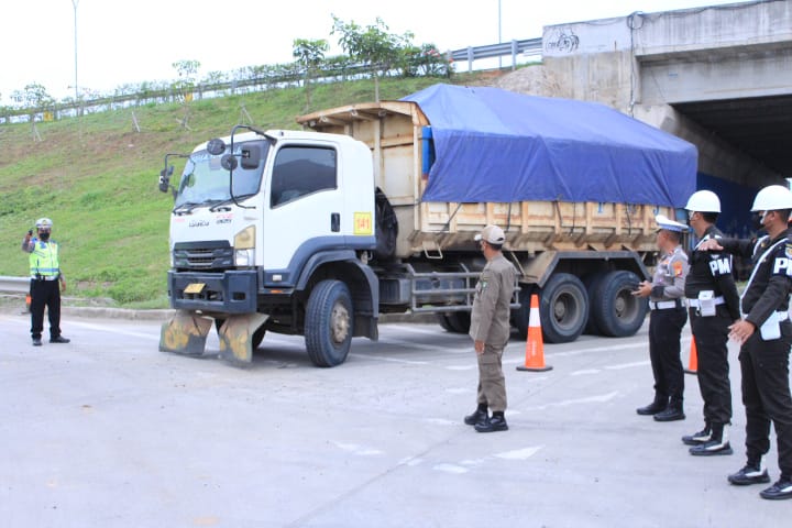 Razia Gabungan Setop Truk Tanah Langgar Jam Operasional Di Dadap Tangerang