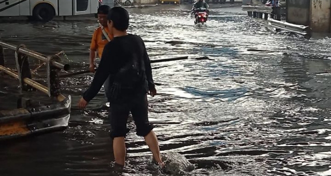 Akibat Hujan 13 Titik Di Kota Tangerang Terendam Banjir Setinggi 60 Cm