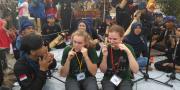 Kunjungi Festival Cisadane, Dua Pelajar Belanda Coba Alat Musik Tradisional