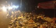 Tumpukan Sampah di Jalan di Kota Tangerang