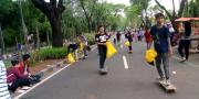 Berselancar Skateboard Sambil Memungut Sampah di CFD Kota Tangerang