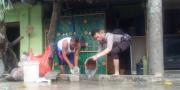 Korban Banjir Total Persada Bersama Polisi Mulai Bersihkan Rumah