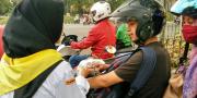 PMR Kota Tangerang Berikan Takjil ke Masyarakat