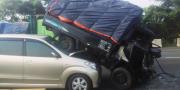 Avanza Ditimpa Suzuki Carry di Tol Cikupa, Sopir Luka Parah