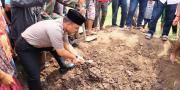 Kapolrestro Tangerang Ikut Makamkan Korban Kebakaran