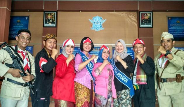 Pelayanan Sim Polresta Tangerang Juga Kenakan Kostum Pejuang Kemerdekaan