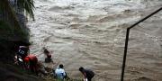 Meski Arus Deras, Warga Nekat Tangkapi Ikan Mabuk di Sungai Cisadane