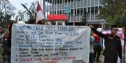 Protes Pembangunan Tol Sercin, Aktivis Bawa Keranda Mayat