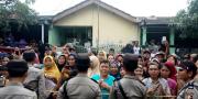 Warga Padati Lokasi Rekontruksi Pembunuhan Sekeluarga di Tangerang 