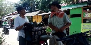 Keringat Tukang Sol di Tangerang Sukseskan 4 Anaknya