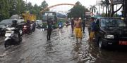 Hujan Deras, Jalan MH Thamrin Tergenang Air 