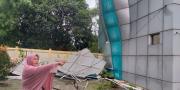 Hujan Badai Runtuhkan Tembok Bangunan SDN di Tangsel