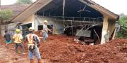 Truk Timpah Sekolah, Dinas Bangunan Tangsel Minta Kontraktor Tanggung Jawab