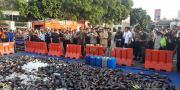 Polres Tangerang Musnahkan 1.837 Botol Berisi Miras