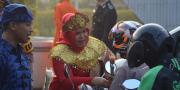 Polantas Berkostum Adat Bagi-Bagi Hadiah di Tigaraksa, Pemotor Kaget 