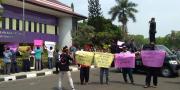 Protes Tim Seleksi Pilkades, Warga Geruduk DPRD Kabupaten Tangerang