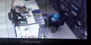 Terekam CCTV, Garong Bersajam Sandera Pegawai & Gasak Uang Minimarket di Ciledug