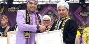 Bupati Tangerang Anugerahi Imaduddin Utsman Penghargaan Peraksa Budaya Natagama