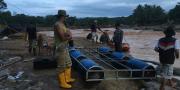 Satpol PP Tangsel Buat Perahu dari Drum di Lokasi Banjir Lebak