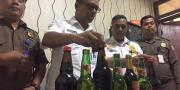 Gerebek Toko Kelontong di Tangerang, Satpol PP Amankan Ratusan Botol Miras 