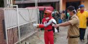 Power Rangers Ikut Semprotkan Disinfektan di Cipondoh