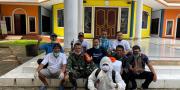 Fasilitas Publik di Desa Kampung Melayu Barat Teluknaga Disemprot Disinfektan