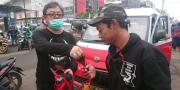 Komunitas Asal Senang Aja Bagikan Ribuan Masker di Tangerang