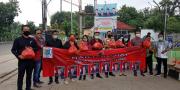 Fraksi PDIP Tangsel Bagikan Sembako ke Ojol & Sopir Angkot