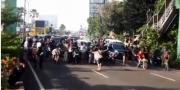 Viral, Aksi Pemuda Tutup Jalan Raya Serpong Demi Balap Liar