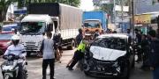 2 Mobil Tabrakan di Jalur Padat Lalu Lintas, Begini Aksi Polisi Tangerang
