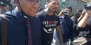 Pakai Kaos Indonesia Tolak Rapid, Jerinx Datangi Polda Bali