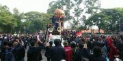 Ribuan Mahasiswa Kepung Jalan Tugu Adipura Tangerang
