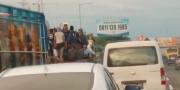 VIDEO : Bikin Macet, Bocah Nekat Berhentikan Truk di Pintu Tol Karawaci