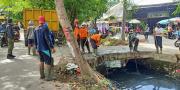 Antisipasi Banjir, Pemkot Tangerang Bersihkan Sampah di Pasar Sipon