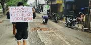 Bosan dengan Jalan Rusak, Warga Neglasari Tangerang Aksi Kumpulkan Koin