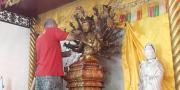 Melihat Rutinitas Cuci Patung Dewa di Vihara Kwan In Thang Tangsel