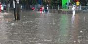 Hujan Deras Banjiri Sejumlah Titik Kota Tangerang, Warga: Seperti Wahana Air