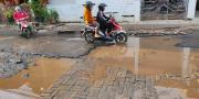 Diguyur Hujan, Jalan di Kompleks Sekneg Kebon Nanas Tangerang Berlubang