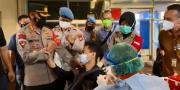 Pemuda Ini Pegang Tangan Kapolres Metro Tangerang Karena Takut Disuntik