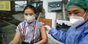 Prilly Latuconsina Disuntik Vaksin di Kota Tangerang