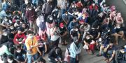 Ribuan Peserta Berkerumun Antre Vaksinasi di Tangcity Mall