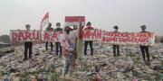 Aktivis Upacara HUT RI 76 di Tumpukkan Sampah Ilegal Neglasari Tangerang