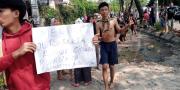 Tagih Janji Wali Kota Tangerang, Warga Taman Royal Lomba Tangkap Ikan di Jalan Rusak 