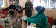 3 Prajurit TNI Asal Papua Jadi Perhatian Warga Saat Vaksinasi di Serpong