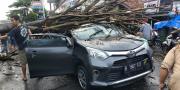 Pohon Tumbang Menimpa Mobil Isi Pasutri di Ciputat